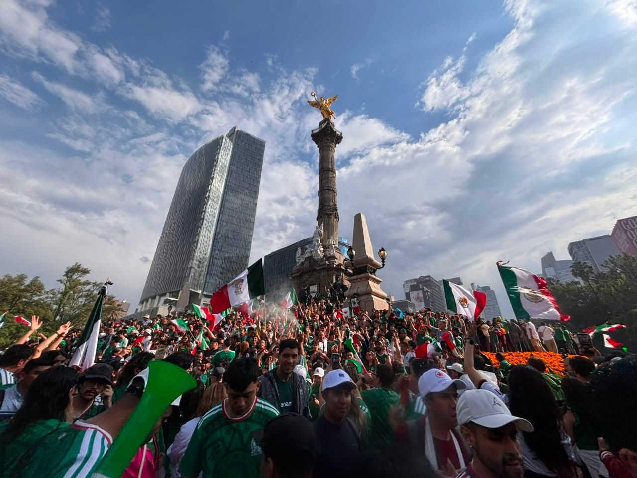 Festejos en el Ángel por triunfo del Tricolor